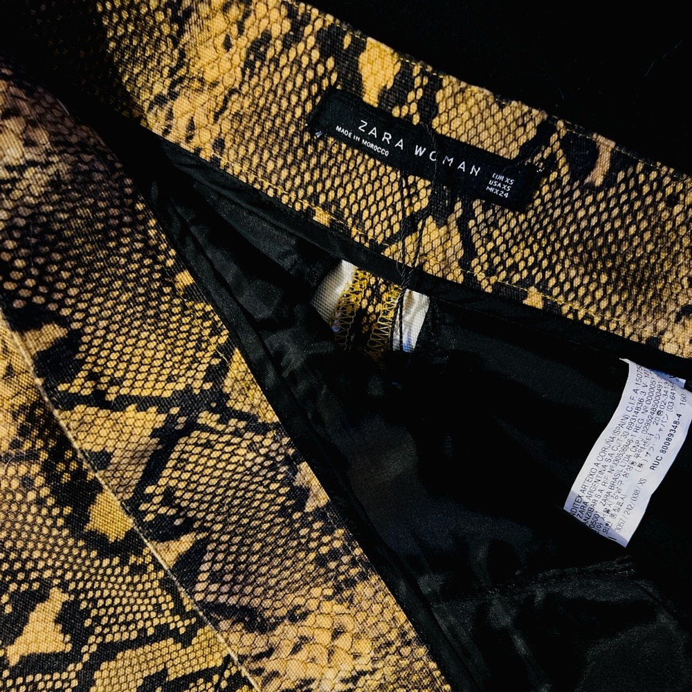 ZARA Side Zip High Waist Shorts XS - Mustard Yellow and Black Snake Print - Picture 2 of 3